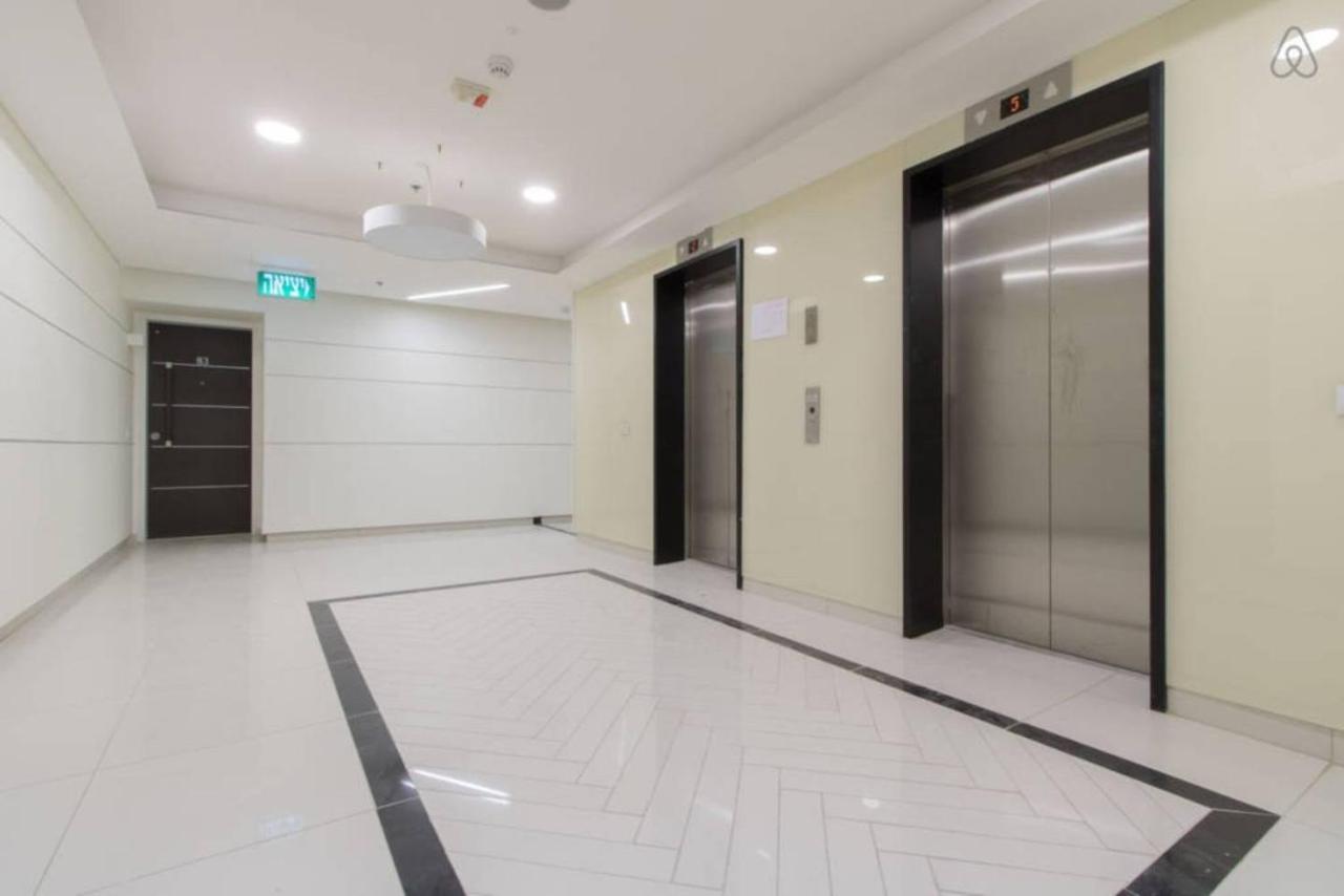 Exclusive Two-Bedroom Apartment With Parking Yerusalem Bagian luar foto